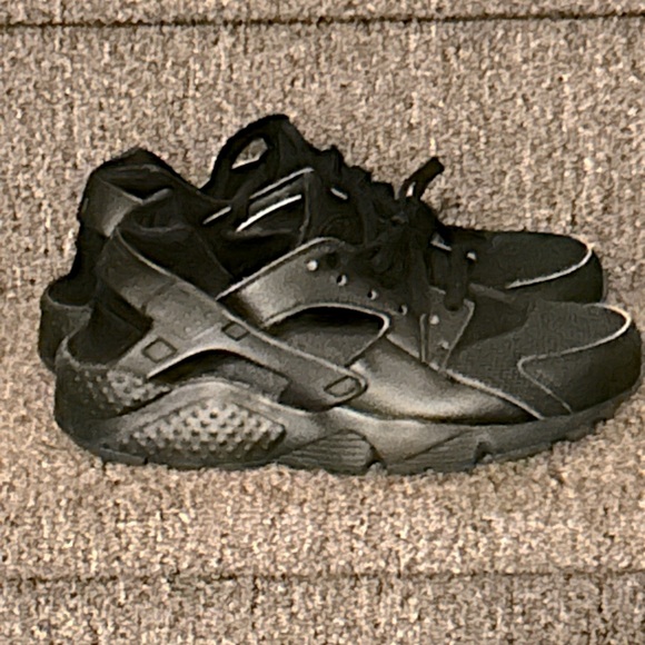 Nike Huarache Shoes Black 6Y EUC - Picture 1 of 5